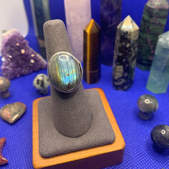 Flashy Striped Labradorite Oval Ring. .925 Sterling Plated. Size 6.5 - Picture 5 of 12